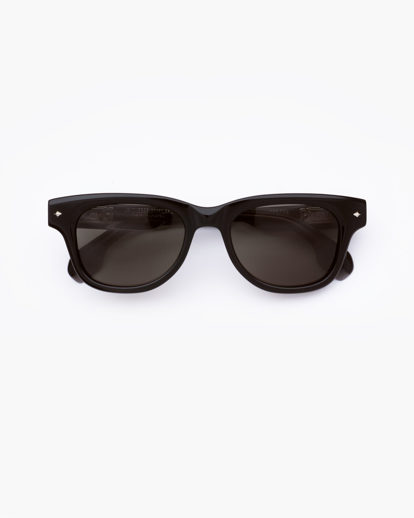 Front view of UDM CERROJO38 black acetate sunglasses with dark lenses